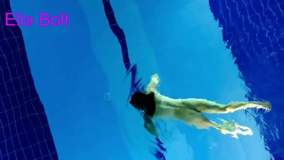 Ma nistax nieqaf nara, blonda żagħżugħa maqbuda tgħum nuda fil-pool tar-resort ELLA BOLT